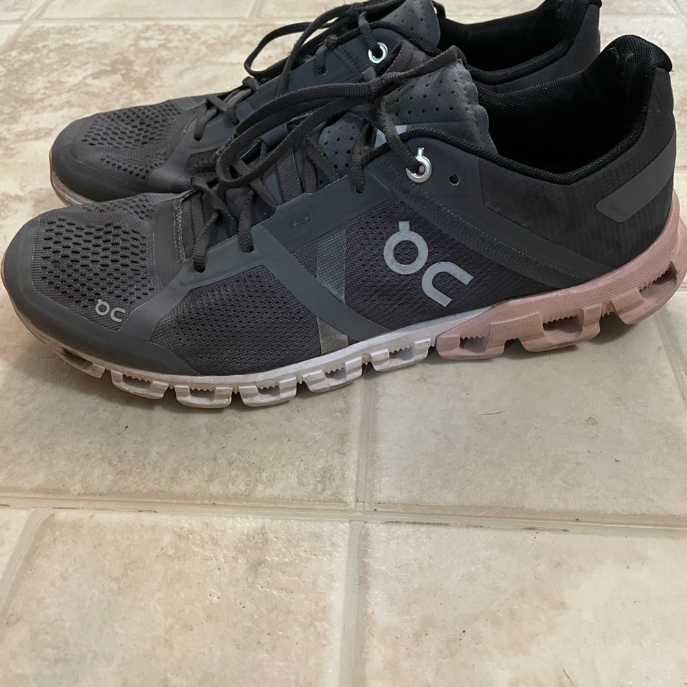 On Cloudflow running shoes - Picture 2 of 5